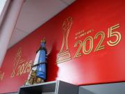 Estudiantes cierra el año mostrando sus nuevas copas en las paredes de City Bell