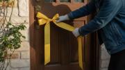 Colgar una cinta amarilla en la puerta de casa: por qué se hace y cuáles son los beneficios