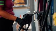 Enero con más aumentos: el Gobierno oficializó la suba de impuestos a los combustibles