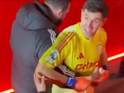 La bronca del Dibu Martínez tras la goleada del Arsenal al Aston Villa: se cruzó con un hincha rumbo al vestuario y lo tuvieron que separar