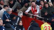 VIDEO: Dibu Martínez tuvo un altercado con los hinchas de Arsenal tras la derrota de Aston Villa