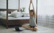 Yoga suave para los días de calor: cuatro posturas para entrenar desde casa
