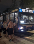 Viral: la familia de un colectivero lo sorprendió mientras trabajaba en la víspera de Año Nuevo