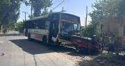 Un auto terminó dado vuelta tras chocar con un colectivo en Pocito