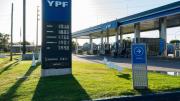 El aumento de la nafta todavía no llegó a los surtidores de YPF locales