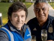 Milei brinda en la Inteligencia Artificial y ríe