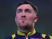 Luke Littler, el fenómeno de los dardos que enloquece a Inglaterra: le dicen La Bomba Atómica, tiene 18 años y va por el bicampeonato mundial