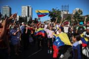Miles de venezolanos celebran en las calles de Santiago la salida de Maduro tras ataque de EEUU