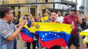 Ciudadanos venezolanos se congregan en el frontis de la Embajada de Venezuela en Lima tras captura de Nicolás Maduro
