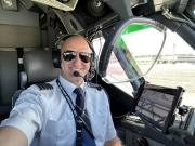 El piloto que intentó apagar los motores de un avión con 80 pasajeros a bordo, fue preso y hoy se dedica a ayudar a otros