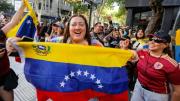 La colectividad venezolana festejó el derrocamiento de Nicolás Maduro en la Peatonal Sarmiento