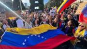 Los residentes venezolanos celebran la caída de Nicolás Maduro en el Obelisco