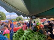 Comerciantes en las adyacencias del Mercado Libre se mantienen activos