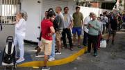Caída de Nicolás Maduro: interminables filas en supermercados evidencian la incertidumbre en Venezuela