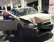 Conductores alcoholizados y detenidos: evadió un control y terminó chocando contra un poste