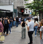 Caracas se mantiene en calma, pero con colas