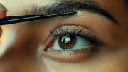 Cómo oscurecer y tonificar tus cejas usando aceite de romero: truco de belleza efectivo