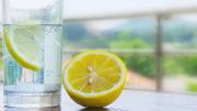Tomar agua con limón en ayunas: ¿qué efectos tiene en el cuerpo?