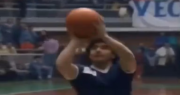 El video nunca visto de Maradona en un partido de básquet a beneficio: sus deslumbrantes jugadas