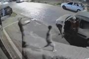 Fue a buscar a su hijo y terminó rodeada por ladrones armados (VIDEO)