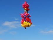 El trágico final del sacerdote que volaba enganchado a 1.000 globos