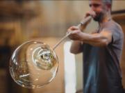 Después de 30 años de trabajo así se deformó la cara de un soplador de vidrio