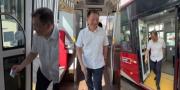Embajador de Taiwán prueba bus eléctrico en Asunción