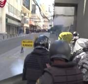 Enfrentamientos entre la Policía y mineros luego que intentaron romper el cerco a la plaza Murillo 