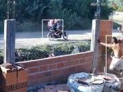 Se hacen pasar por repartidores y roban al voleo en La Matanza: Quedate quietito ahí porque te quemo, amigo