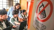 Educación prohíbe el uso de celulares en aulas y cuotas de juntas escolares