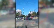 Video: una persecución policial en La Plata terminó con un impactante choque y dos motociclistas heridos