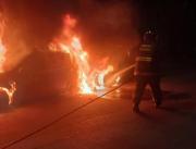 Una familia perdió su auto tras un voraz incendio en San Carlos