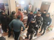 Policía realiza operativo en el hotel de la COB para secuestrar explosivos; descarta aprehensión del dirigente Mario Argollo