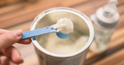 ANMAT retiró una reconocida leche de fórmula por la presencia de una bacteria que pone en peligro a los bebés