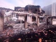 Tanques y camionetas con disparos, cráteres de explosiones y cuerpos mutilados: imágenes militares muestran las consecuencias del ataque de Estados Unidos al búnker donde estaba Maduro