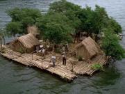 Construyó una aldea flotante autosuficiente en un lago remoto y vive aislado del mundo