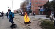 La Paz: Choferes asalariados bloquean el ingreso a la planta de Senkata y la carretera a Oruro exigiendo nivelación de sueldos