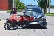 Fuerte choque en Santa Fe y Batería Libertad: Una Kangoo colisionó con una moto