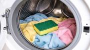 Un truco de gran ayuda: por qué recomiendan ponen esponjas dentro del lavarropa