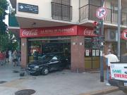 Un auto terminó incrustado en una tradicional pizzería de Parque Avellaneda tras chocar un micro escolar