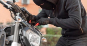 Uno o más ladrones se robaron una moto del interior de una casa en Rivadavia