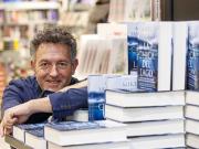 Mikel Santiago: Todos participamos en ese juego de inventarnos identidades”