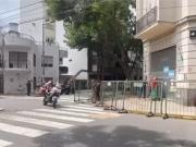 Accidente fatal frente a la casa de Cristina Kichner: un taxi atropelló a un peatón tras ser chocado por una moto robada