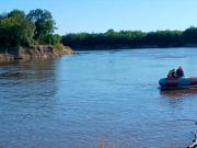 Cayó al río con un bebé en brazos y un conocido quiso rescatarlos: pudo salvar al nene, pero los adultos fueron arrastrados por la corriente