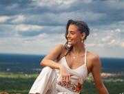 Camila I se ensaya su traje para la precarnavalera con los ojos vendados, quiere sorprenderse el día de la entrega