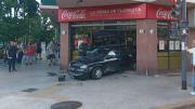 Parque Avellaneda: auto chocó con un micro escolar y se incrustó en una pizzería