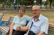 Con 85 y 80 años, cuidan autos en la Plaza Independencia para pagarse el remedio de la presión