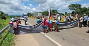 Al menos dos carreteras de Santa Cruz están bloqueadas en protestas contra el DS 5503