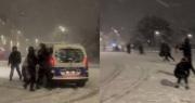 Video: Policías hacen una pausa en su patrulla para jugar con bolas de nieve en Francia