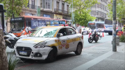 Accidente de tránsito en Montevideo: un taxi atropelló a tres peatones que estaban esperando el ómnibus